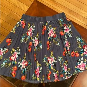 Express sz XS flowery pleated skirt.